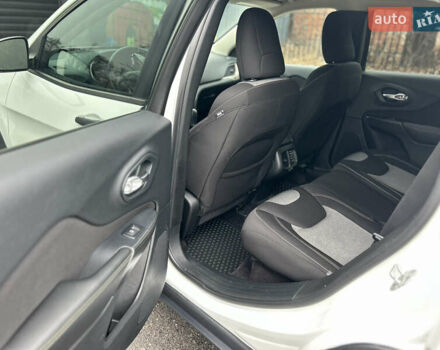 Белый Джип Чероки, объемом двигателя 2.36 л и пробегом 118 тыс. км за 13999 $, фото 11 на Automoto.ua