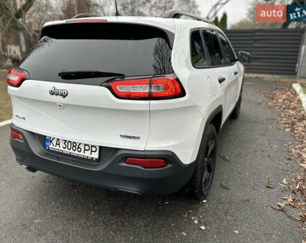 Белый Джип Чероки, объемом двигателя 2.36 л и пробегом 118 тыс. км за 13999 $, фото 4 на Automoto.ua