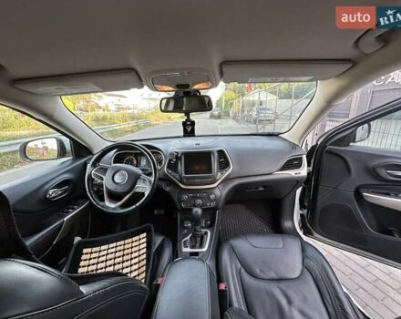 Джип Чероки 2017 в Киеве на Automoto.ua Белый Джип Чероки, объемом двигателя 2.36 л и пробегом 139 тыс. км за 17500 $, фото 8 на Automoto.ua
