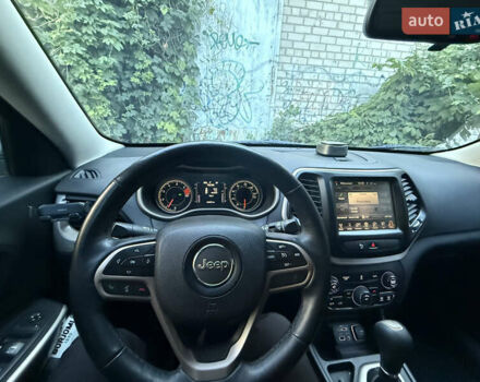 Белый Джип Чероки, объемом двигателя 2.36 л и пробегом 180 тыс. км за 14000 $, фото 5 на Automoto.ua