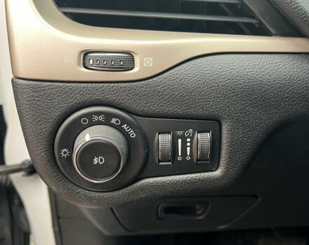 Белый Джип Чероки, объемом двигателя 3.2 л и пробегом 113 тыс. км за 15200 $, фото 9 на Automoto.ua