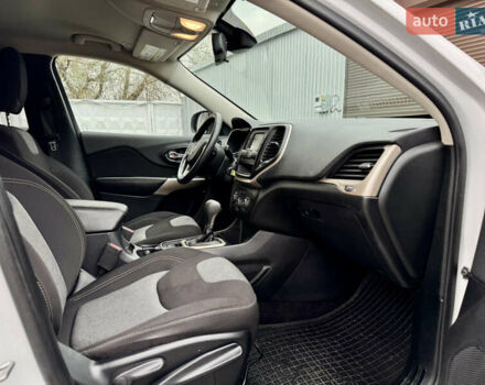 Белый Джип Чероки, объемом двигателя 2.36 л и пробегом 183 тыс. км за 11999 $, фото 25 на Automoto.ua