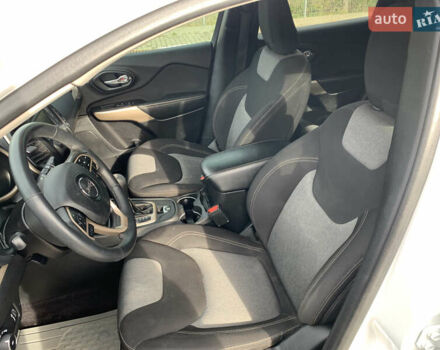 Белый Джип Чероки, объемом двигателя 2.36 л и пробегом 135 тыс. км за 12600 $, фото 10 на Automoto.ua