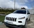Белый Джип Чероки, объемом двигателя 2 л и пробегом 146 тыс. км за 15500 $, фото 1 на Automoto.ua