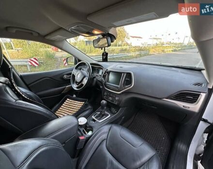 Джип Чероки 2017 в Киеве на Automoto.ua Белый Джип Чероки, объемом двигателя 2.36 л и пробегом 139 тыс. км за 17500 $, фото 6 на Automoto.ua