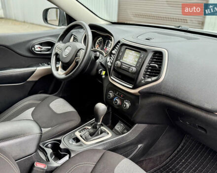 Белый Джип Чероки, объемом двигателя 2.36 л и пробегом 183 тыс. км за 11999 $, фото 26 на Automoto.ua