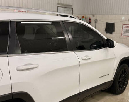 Белый Джип Чероки, объемом двигателя 2.36 л и пробегом 149 тыс. км за 14000 $, фото 5 на Automoto.ua