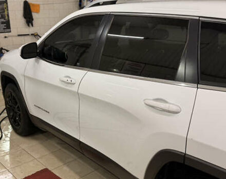 Белый Джип Чероки, объемом двигателя 2.36 л и пробегом 149 тыс. км за 14000 $, фото 6 на Automoto.ua