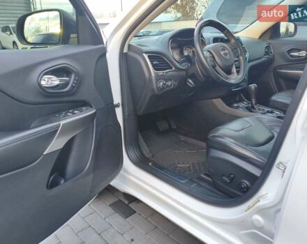 Білий Джип Cherokee, об'ємом двигуна 2 л та пробігом 75 тис. км за 22999 $, фото 10 на Automoto.ua