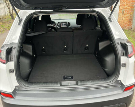 Білий Джип Cherokee, об'ємом двигуна 2.36 л та пробігом 157 тис. км за 15500 $, фото 7 на Automoto.ua