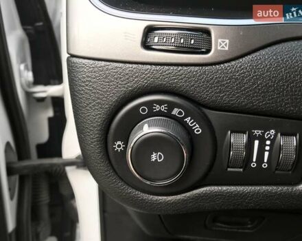 Білий Джип Cherokee, об'ємом двигуна 2.36 л та пробігом 46 тис. км за 17900 $, фото 10 на Automoto.ua