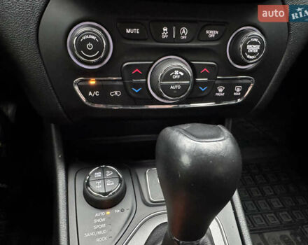 Білий Джип Cherokee, об'ємом двигуна 3.24 л та пробігом 125 тис. км за 18500 $, фото 21 на Automoto.ua