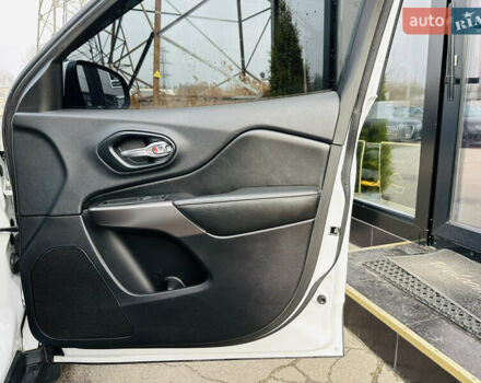 Білий Джип Cherokee, об'ємом двигуна 2.36 л та пробігом 150 тис. км за 17900 $, фото 24 на Automoto.ua