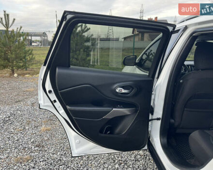 Белый Джип Чероки, объемом двигателя 2.36 л и пробегом 73 тыс. км за 15900 $, фото 19 на Automoto.ua