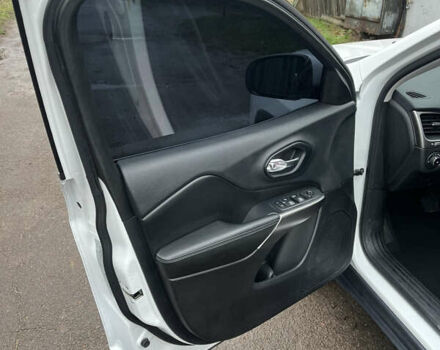 Білий Джип Cherokee, об'ємом двигуна 2.36 л та пробігом 157 тис. км за 15500 $, фото 6 на Automoto.ua