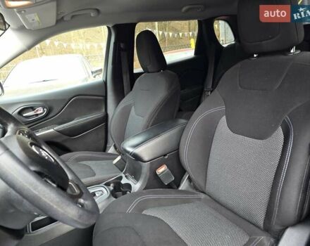 Білий Джип Cherokee, об'ємом двигуна 2.36 л та пробігом 56 тис. км за 14500 $, фото 15 на Automoto.ua