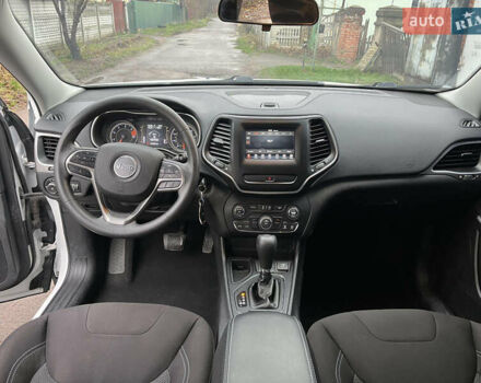 Білий Джип Cherokee, об'ємом двигуна 2.36 л та пробігом 157 тис. км за 15500 $, фото 8 на Automoto.ua