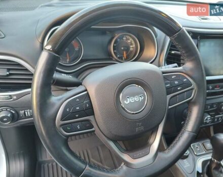 Білий Джип Cherokee, об'ємом двигуна 2 л та пробігом 75 тис. км за 22999 $, фото 13 на Automoto.ua