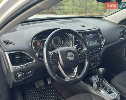 Белый Джип Чероки, объемом двигателя 2.36 л и пробегом 73 тыс. км за 15900 $, фото 12 на Automoto.ua