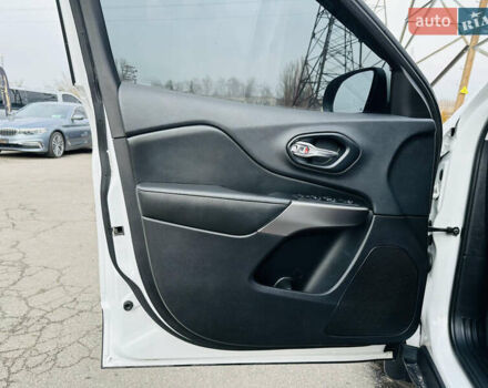 Білий Джип Cherokee, об'ємом двигуна 2.36 л та пробігом 150 тис. км за 17900 $, фото 14 на Automoto.ua