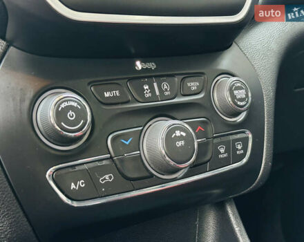 Білий Джип Cherokee, об'ємом двигуна 2.36 л та пробігом 150 тис. км за 17900 $, фото 31 на Automoto.ua