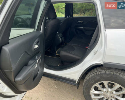 Білий Джип Cherokee, об'ємом двигуна 2.36 л та пробігом 165 тис. км за 19000 $, фото 6 на Automoto.ua