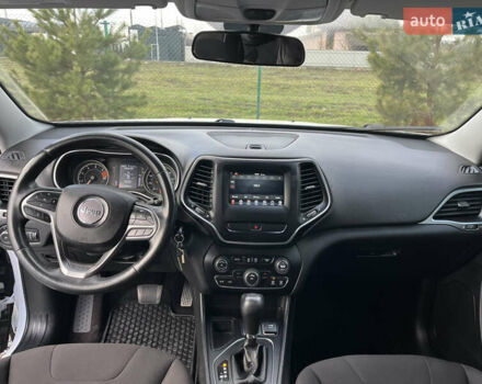 Белый Джип Чероки, объемом двигателя 2.36 л и пробегом 73 тыс. км за 15900 $, фото 13 на Automoto.ua