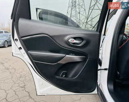 Білий Джип Cherokee, об'ємом двигуна 2.36 л та пробігом 150 тис. км за 17900 $, фото 16 на Automoto.ua