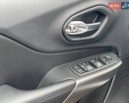 Белый Джип Чероки, объемом двигателя 2.36 л и пробегом 85 тыс. км за 14990 $, фото 12 на Automoto.ua