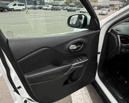 Джип Cherokee 2018 у Києві на Automoto.ua Білий Джип Cherokee, об'ємом двигуна 3.24 л та пробігом 308 тис. км за 14400 $, фото 8 на Automoto.ua