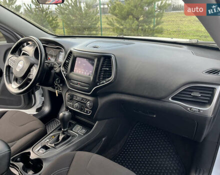 Белый Джип Чероки, объемом двигателя 2.36 л и пробегом 73 тыс. км за 15900 $, фото 14 на Automoto.ua