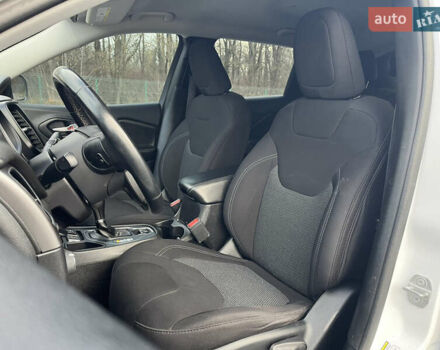 Белый Джип Чероки, объемом двигателя 2.36 л и пробегом 73 тыс. км за 15900 $, фото 16 на Automoto.ua