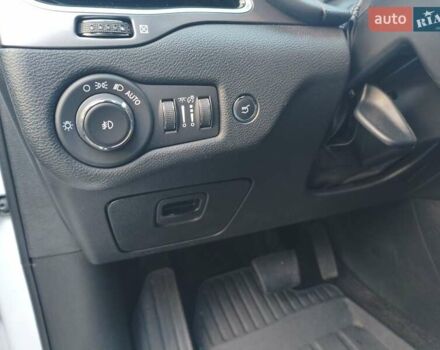 Білий Джип Cherokee, об'ємом двигуна 2 л та пробігом 75 тис. км за 22999 $, фото 9 на Automoto.ua