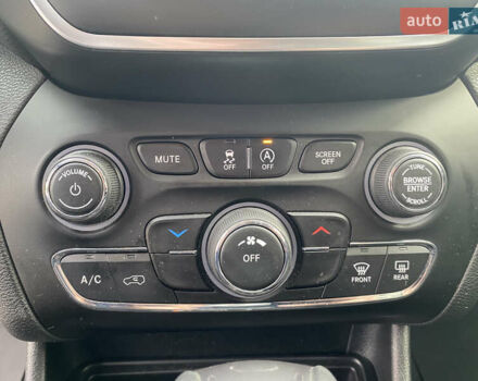 Білий Джип Cherokee, об'ємом двигуна 2.36 л та пробігом 149 тис. км за 13800 $, фото 21 на Automoto.ua