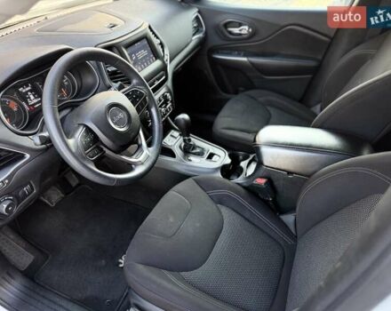 Білий Джип Cherokee, об'ємом двигуна 2.36 л та пробігом 182 тис. км за 13300 $, фото 28 на Automoto.ua