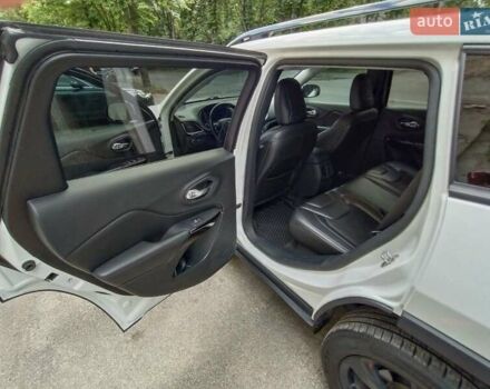 Білий Джип Cherokee, об'ємом двигуна 2.36 л та пробігом 162 тис. км за 17900 $, фото 10 на Automoto.ua