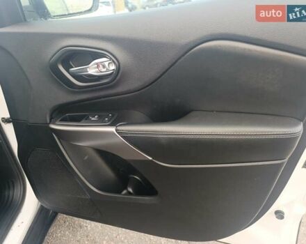 Білий Джип Cherokee, об'ємом двигуна 2.4 л та пробігом 137 тис. км за 15800 $, фото 1 на Automoto.ua