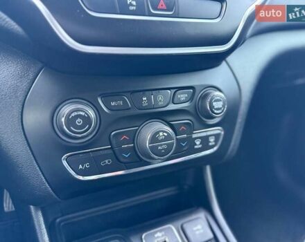 Джип Чероки 2019 в Киеве на Automoto.ua Белый Джип Чероки, объемом двигателя 2.36 л и пробегом 166 тыс. км за 17490 $, фото 20 на Automoto.ua