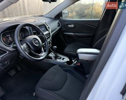 Білий Джип Cherokee, об'ємом двигуна 2.36 л та пробігом 182 тис. км за 13300 $, фото 29 на Automoto.ua
