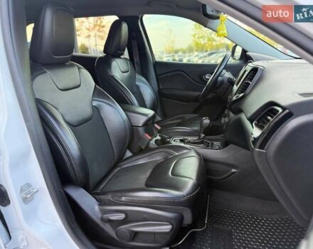 Джип Чероки 2019 в Киеве на Automoto.ua Белый Джип Чероки, объемом двигателя 2.36 л и пробегом 166 тыс. км за 17490 $, фото 11 на Automoto.ua