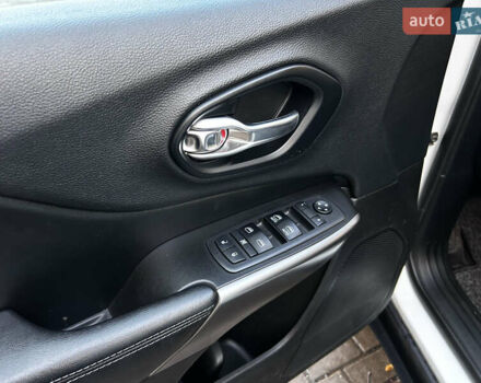 Білий Джип Cherokee, об'ємом двигуна 2.4 л та пробігом 247 тис. км за 15300 $, фото 13 на Automoto.ua