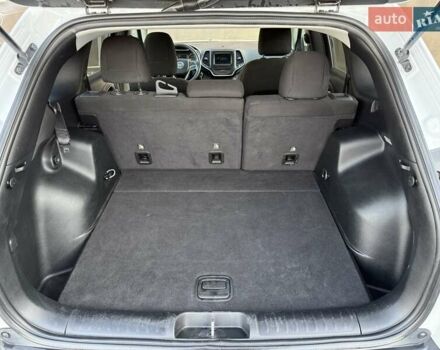 Белый Джип Чероки, объемом двигателя 2.36 л и пробегом 183 тыс. км за 12999 $, фото 21 на Automoto.ua