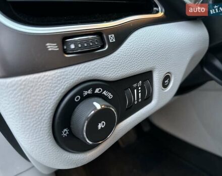 Білий Джип Cherokee, об'ємом двигуна 2.36 л та пробігом 153 тис. км за 15900 $, фото 19 на Automoto.ua