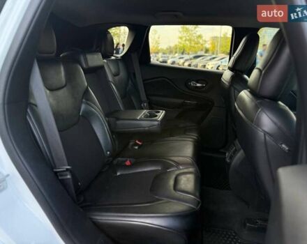 Джип Чероки 2019 в Киеве на Automoto.ua Белый Джип Чероки, объемом двигателя 2.36 л и пробегом 166 тыс. км за 17490 $, фото 10 на Automoto.ua