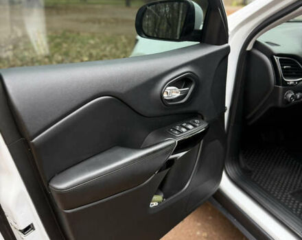 Белый Джип Чероки, объемом двигателя 3.24 л и пробегом 135 тыс. км за 20500 $, фото 7 на Automoto.ua