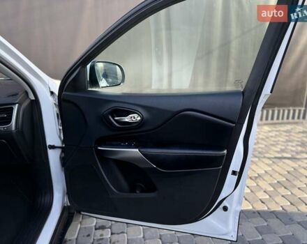 Белый Джип Чероки, объемом двигателя 2.36 л и пробегом 183 тыс. км за 12999 $, фото 39 на Automoto.ua