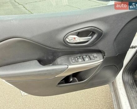 Білий Джип Cherokee, об'ємом двигуна 2.4 л та пробігом 198 тис. км за 3998 $, фото 6 на Automoto.ua