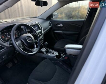 Білий Джип Cherokee, об'ємом двигуна 2.36 л та пробігом 182 тис. км за 13300 $, фото 30 на Automoto.ua