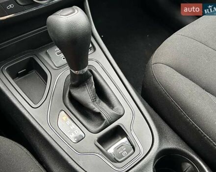 Білий Джип Cherokee, об'ємом двигуна 2.36 л та пробігом 73 тис. км за 17990 $, фото 23 на Automoto.ua