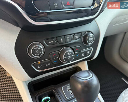 Белый Джип Чероки, объемом двигателя 2.36 л и пробегом 96 тыс. км за 18000 $, фото 39 на Automoto.ua